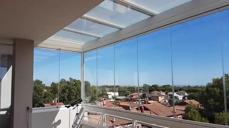 Terraza con vistas panorámicas acristalada por ExpoCerramientos en Granada