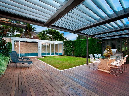 Detalle de lamas orientables de pérgola bioclimática