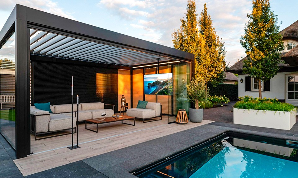 Pérgola bioclimática con lamas orientables motorizadas instaladas en jardín de Granada